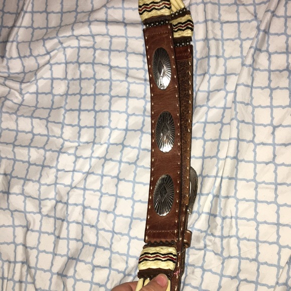 A detailed belt. - Picture 3 of 3